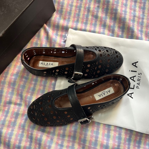 Alaïa Women's Cut-Out Leather Ballerinas - Picture 7 of 8